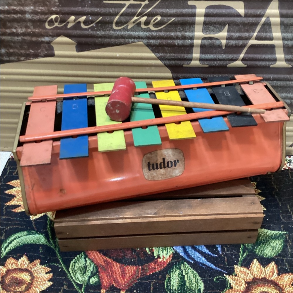 Tudor Vintage 1930s Metal Child's Toy Vibrant Musical Xylophone (Out of Tune)
